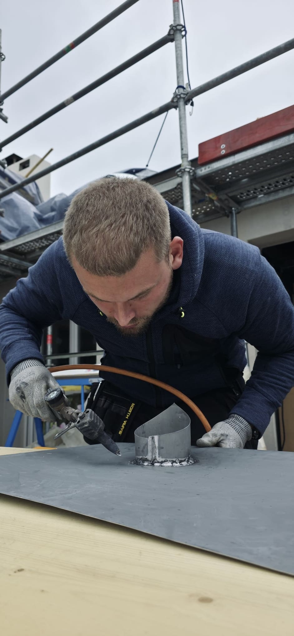 Thomas Garcia, couvreur-zingueur Atelier Willehem, soudure zinc sur chantier