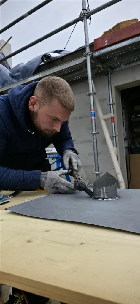 Artisan couvreur Atelier Willehem sur un chantier à Rueil-Malmaison
